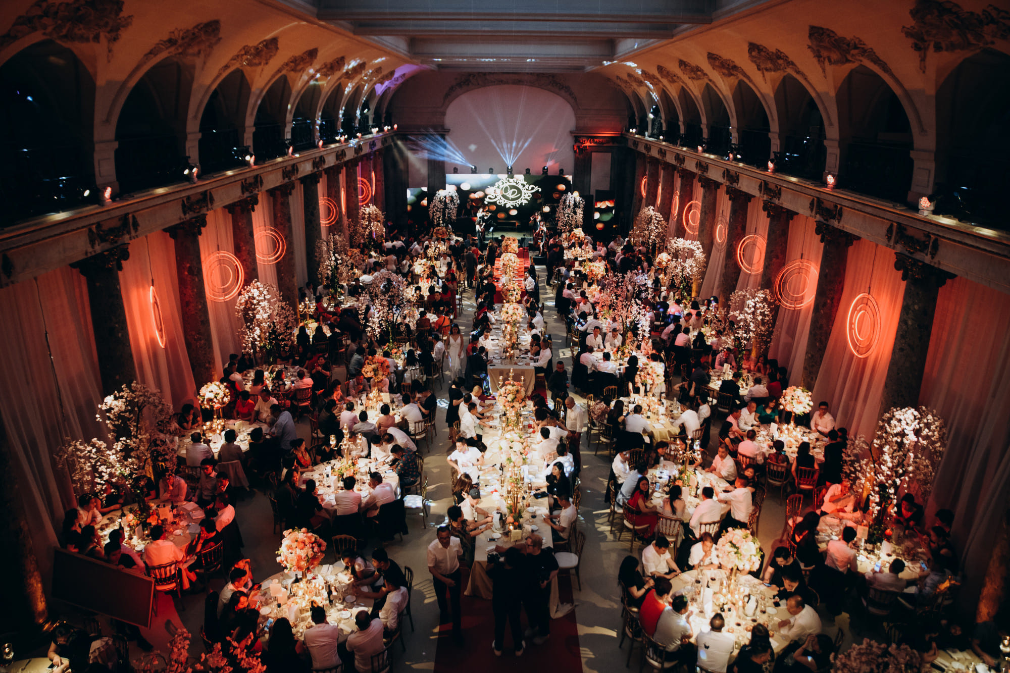 réception de mariage chic par illumin-event dans une grande salle lumineuse en occitanie