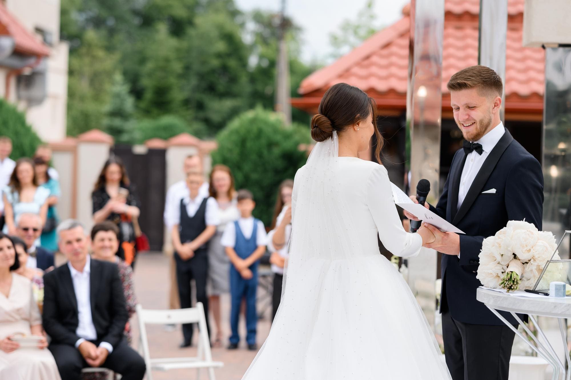 Cérémonie de mariage en plein air Illumin-Event, échange de vœux émouvant dans une cour verdoyante du Tarn-et-Garonne
