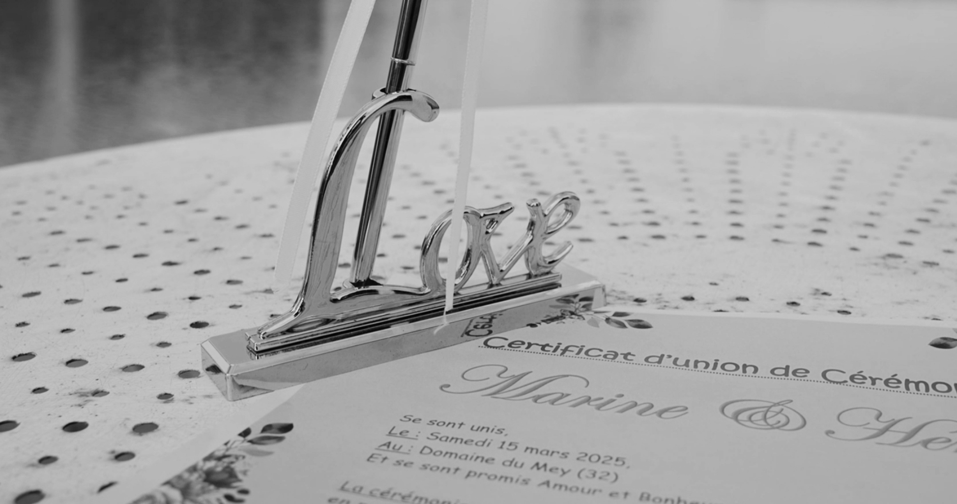 Certificat d’union élégant avec stylo Love, décor romantique illumin-event pour mariage au Domaine du Mey en Occitanie