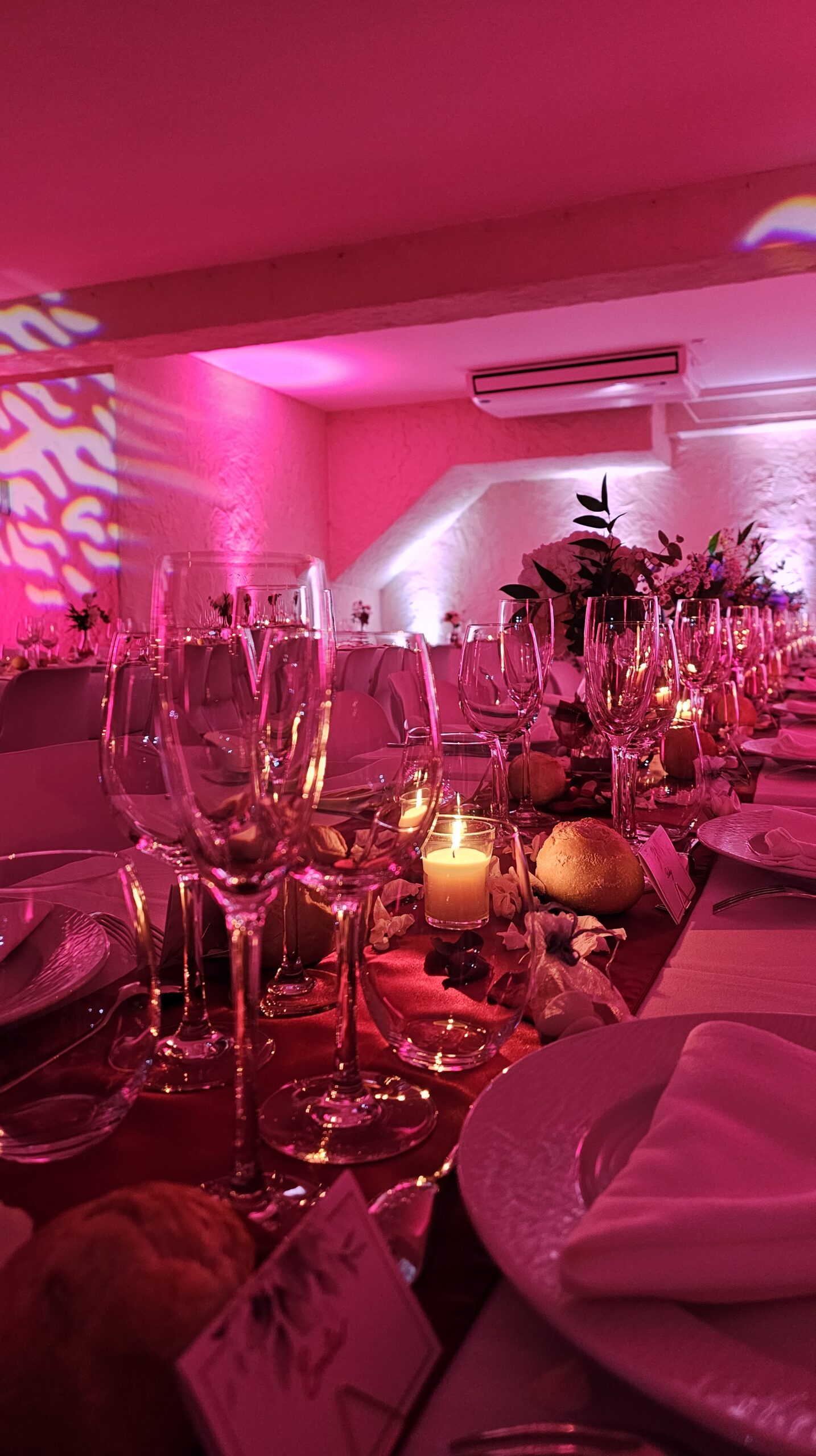 Table de mariage élégante illumin-event en lumière rose pour réception raffinée en Occitanie