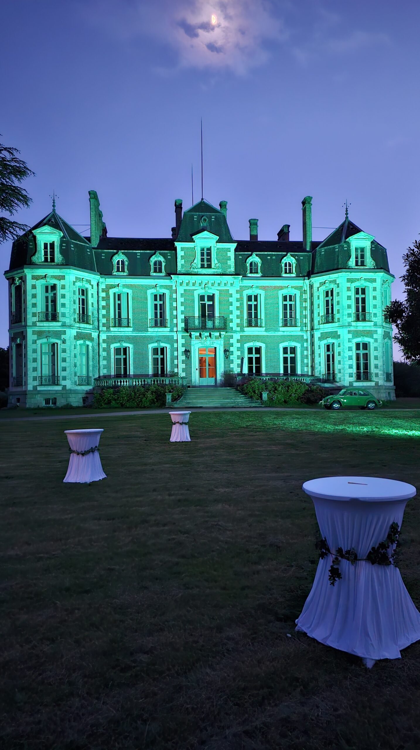 Château XIXe illuminé en turquoise pour réception nocturne par illumin-event en occitanie