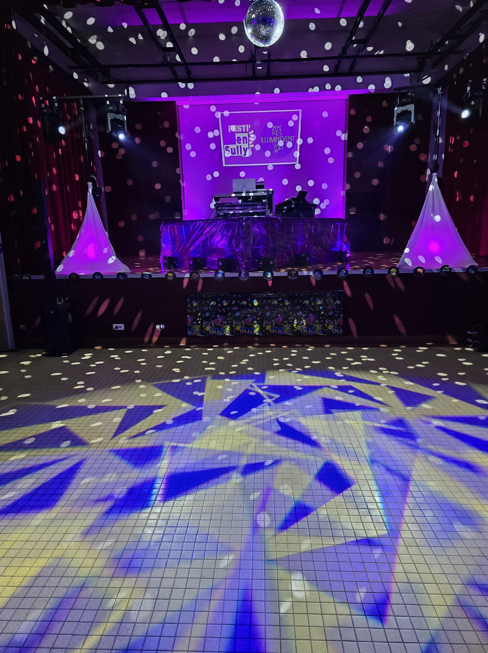 Scène DJ lumineuse pour soirée dansante par Illumin-Event en salle de fête, Tarn-et-Garonne