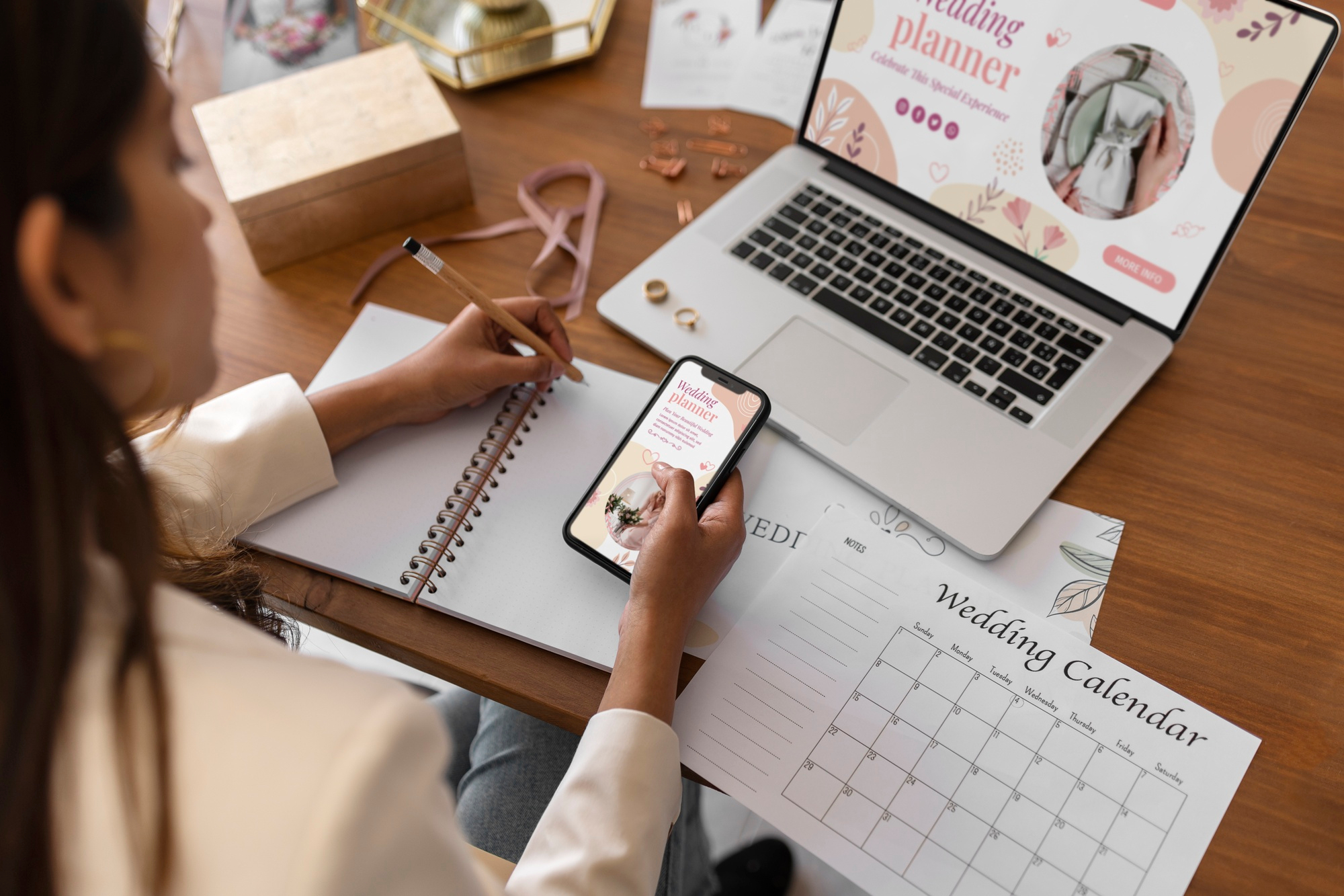 Organisatrice de mariage illumin-event planifiant un wedding planning élégant en occitanie