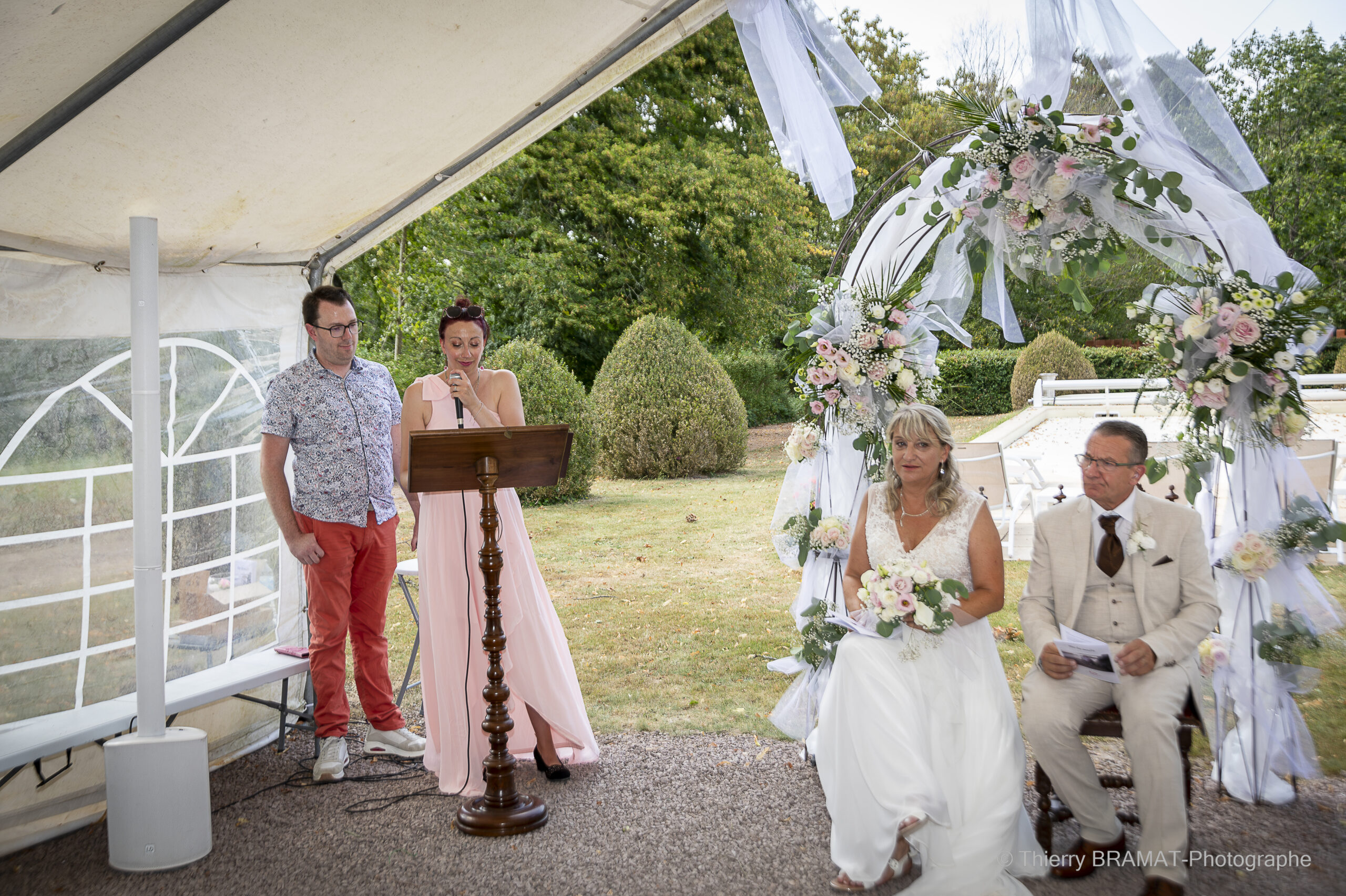Mariage champêtre sous tente avec arche fleurie organisé par illumin-event en occitanie
