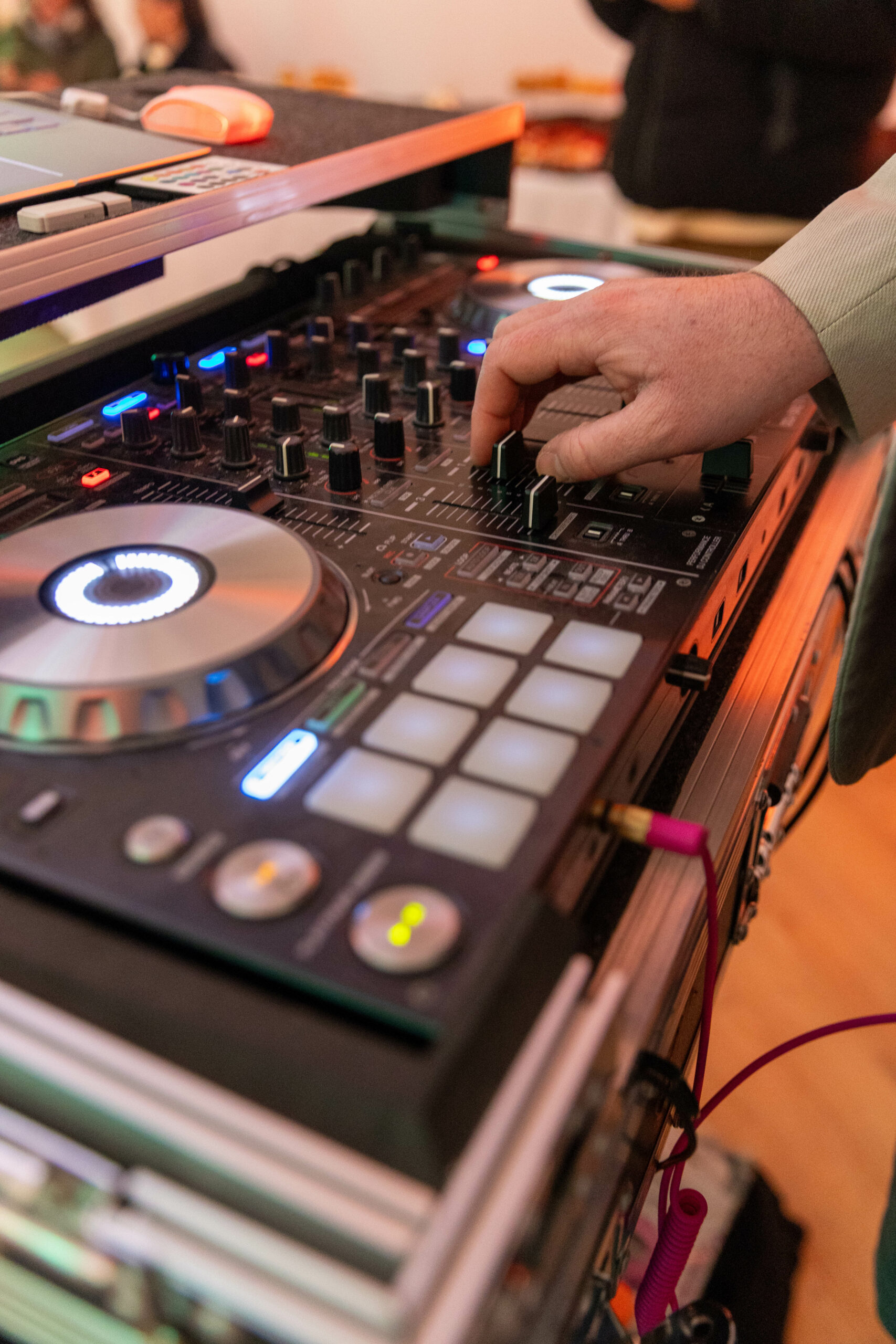 DJ en plein mix sur console lumineuse pour soirée illumin-event en occitanie