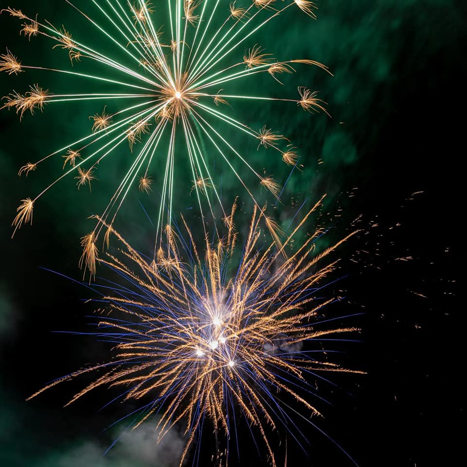Feux d’artifice verts et dorés illumin-event dans le ciel nocturne en occitanie