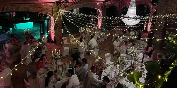 Réception de mariage chic illumin-event dans une salle en briques lumineuse en occitanie