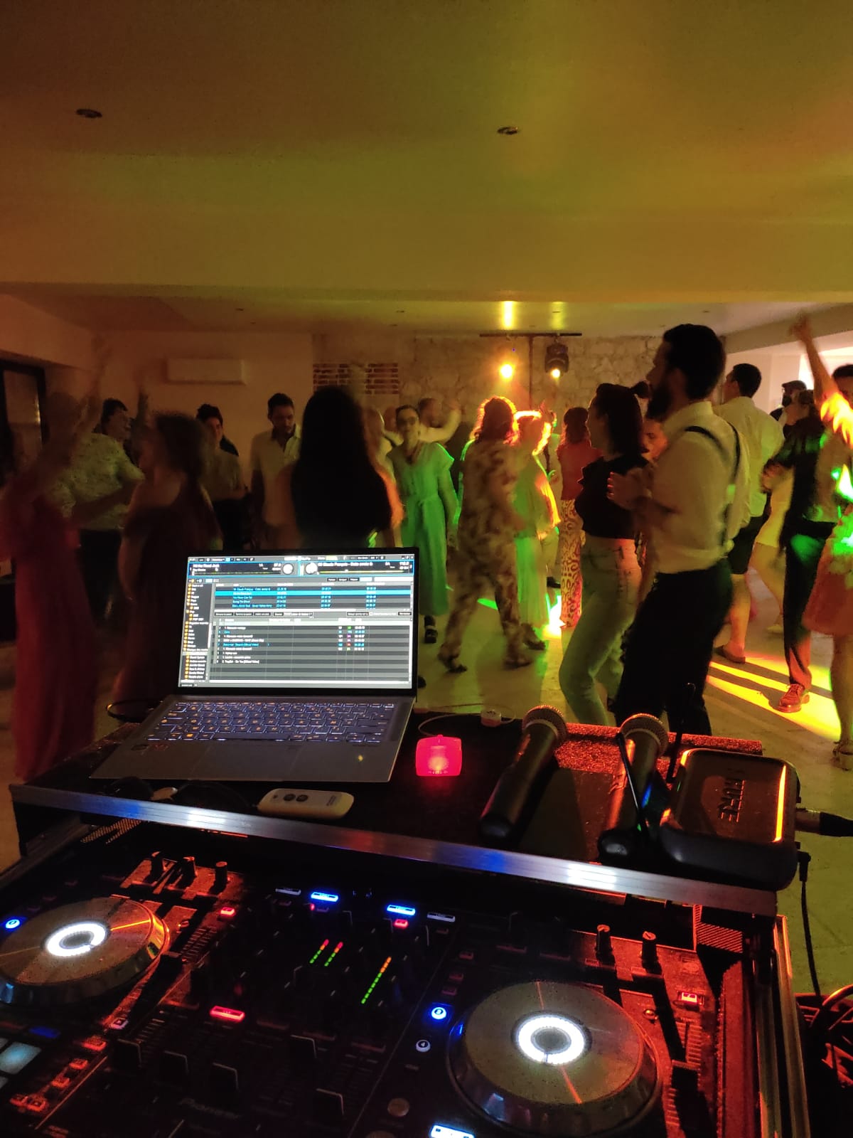 Soirée dansante animée avec DJ illumin-event en intérieur en occitanie