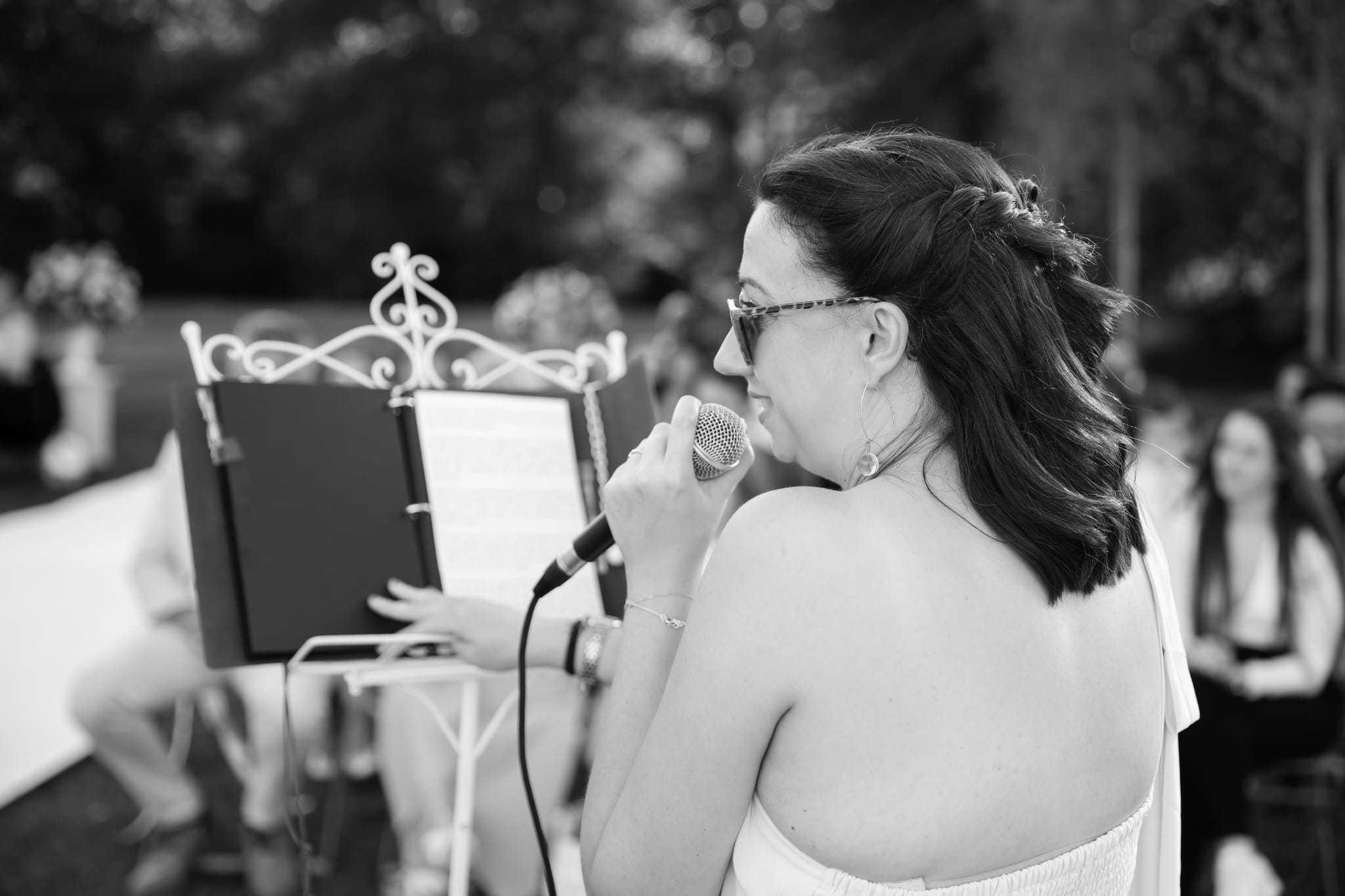Cérémonie estivale élégante avec oratrice au micro organisée par illumin-event en occitanie