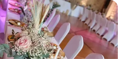 Table de mariage chic illumin-event avec centre de table fleuri en occitanie