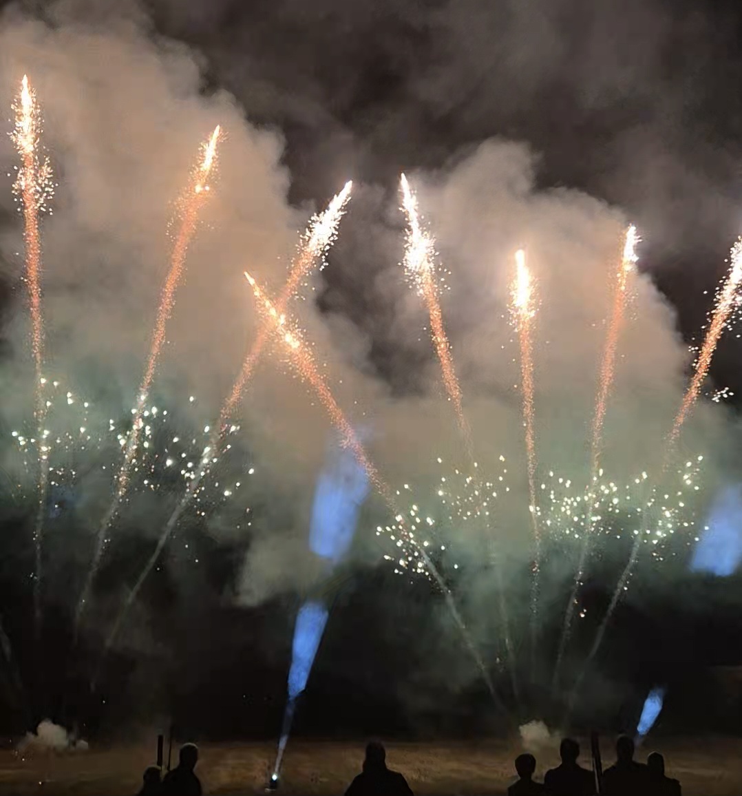 Feux d’artifice illumin-event en plein ciel nocturne devant des spectateurs en Occitanie