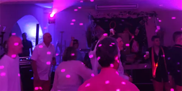 Soirée dansante festive aux lumières roses illumin-event en occitanie, ambiance conviviale et DJ en intérieur