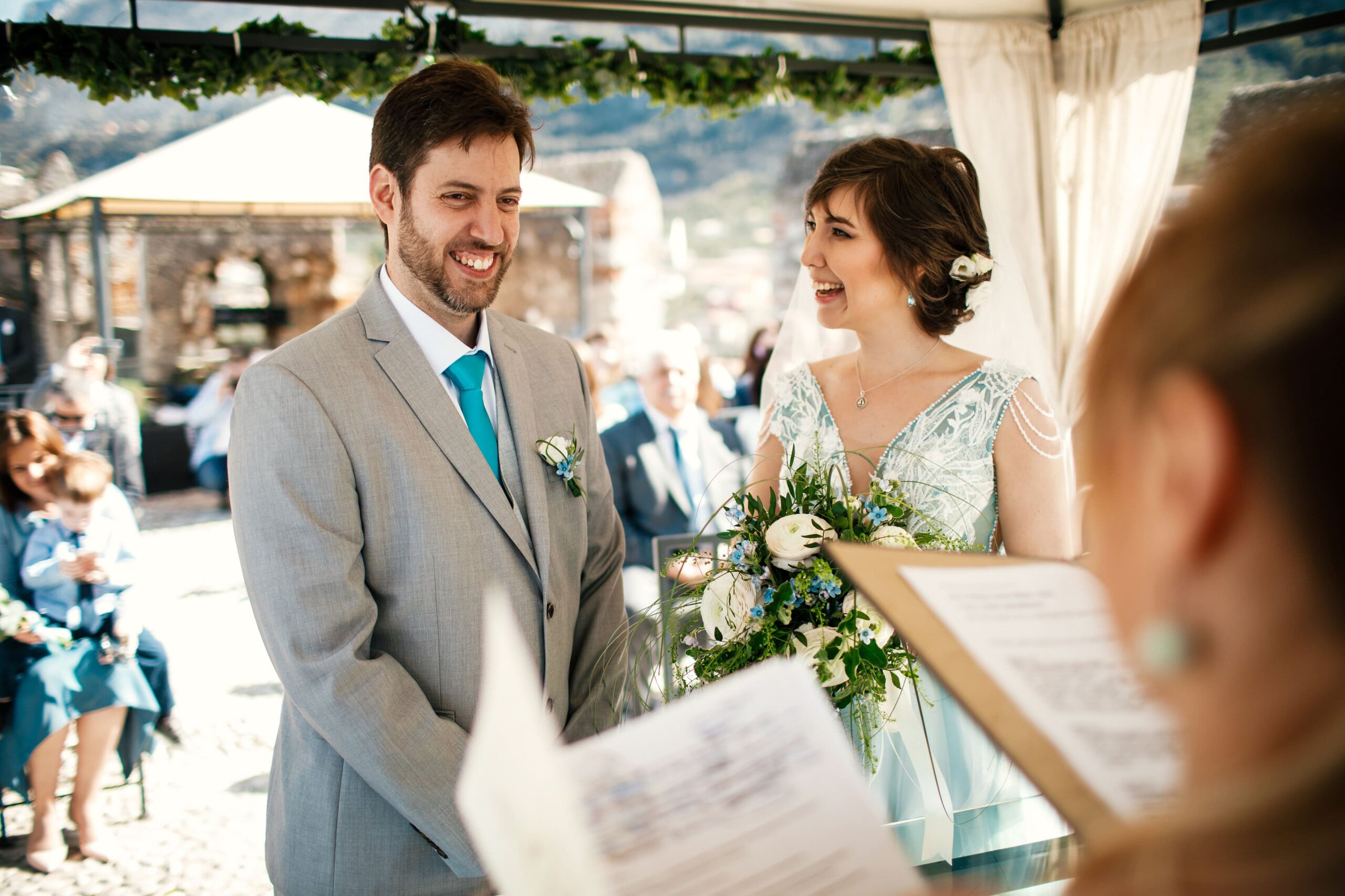 Mariage en plein air illumin-event, couple souriant sous tonnelle fleurie en occitanie