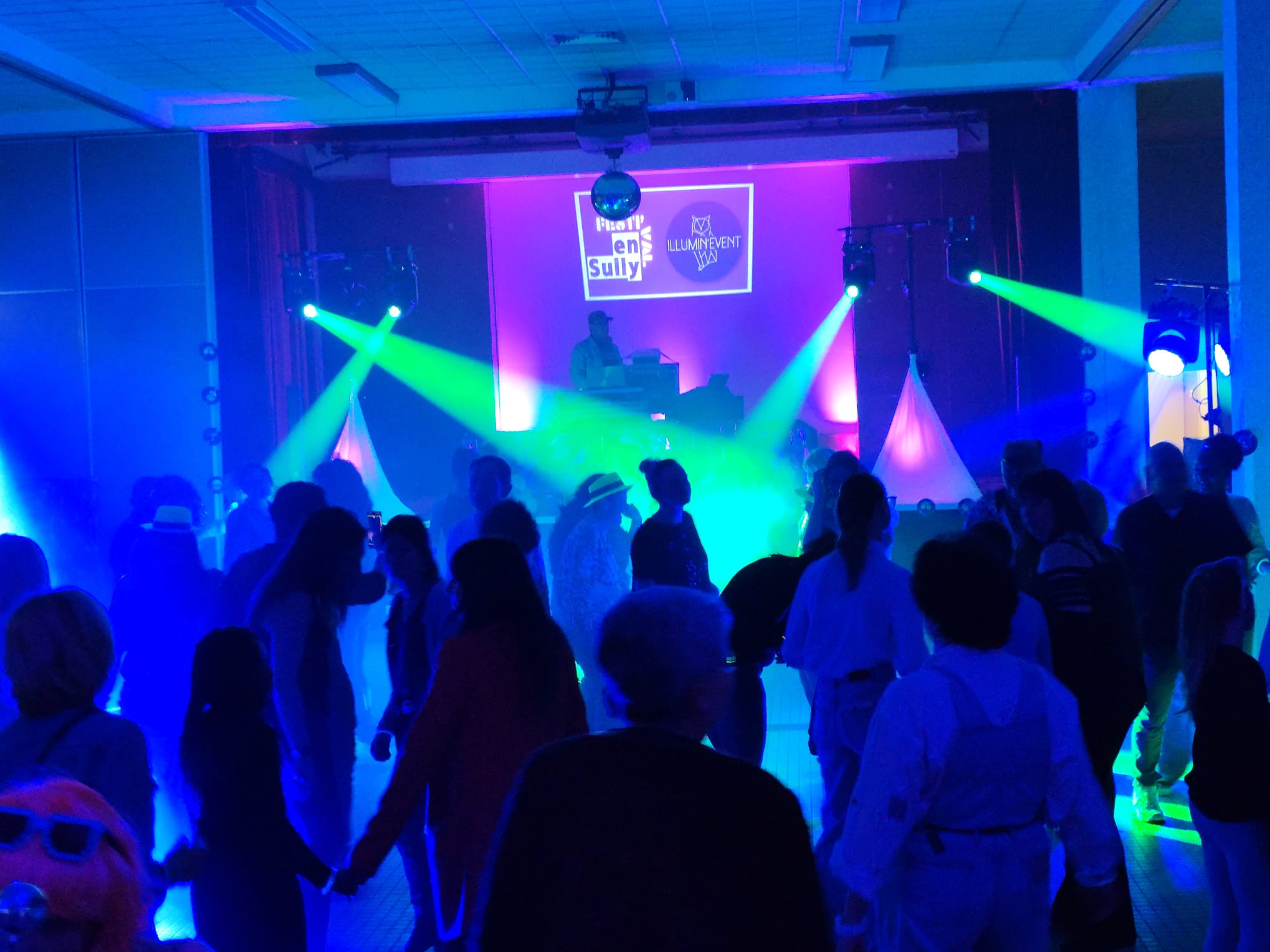 Soirée DJ lumineuse illumin-event en occitanie avec piste de danse animée et jeux de lumière colorés