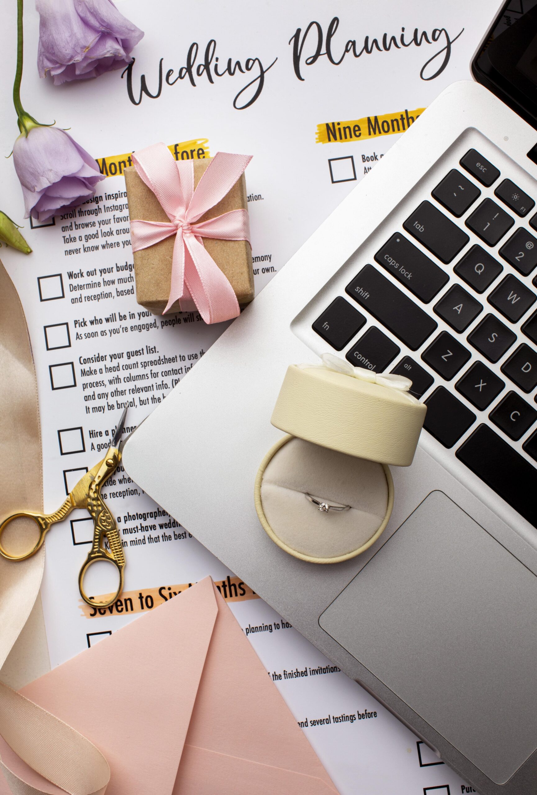Check-list mariage élégante avec alliance et laptop par illumin-event en occitanie