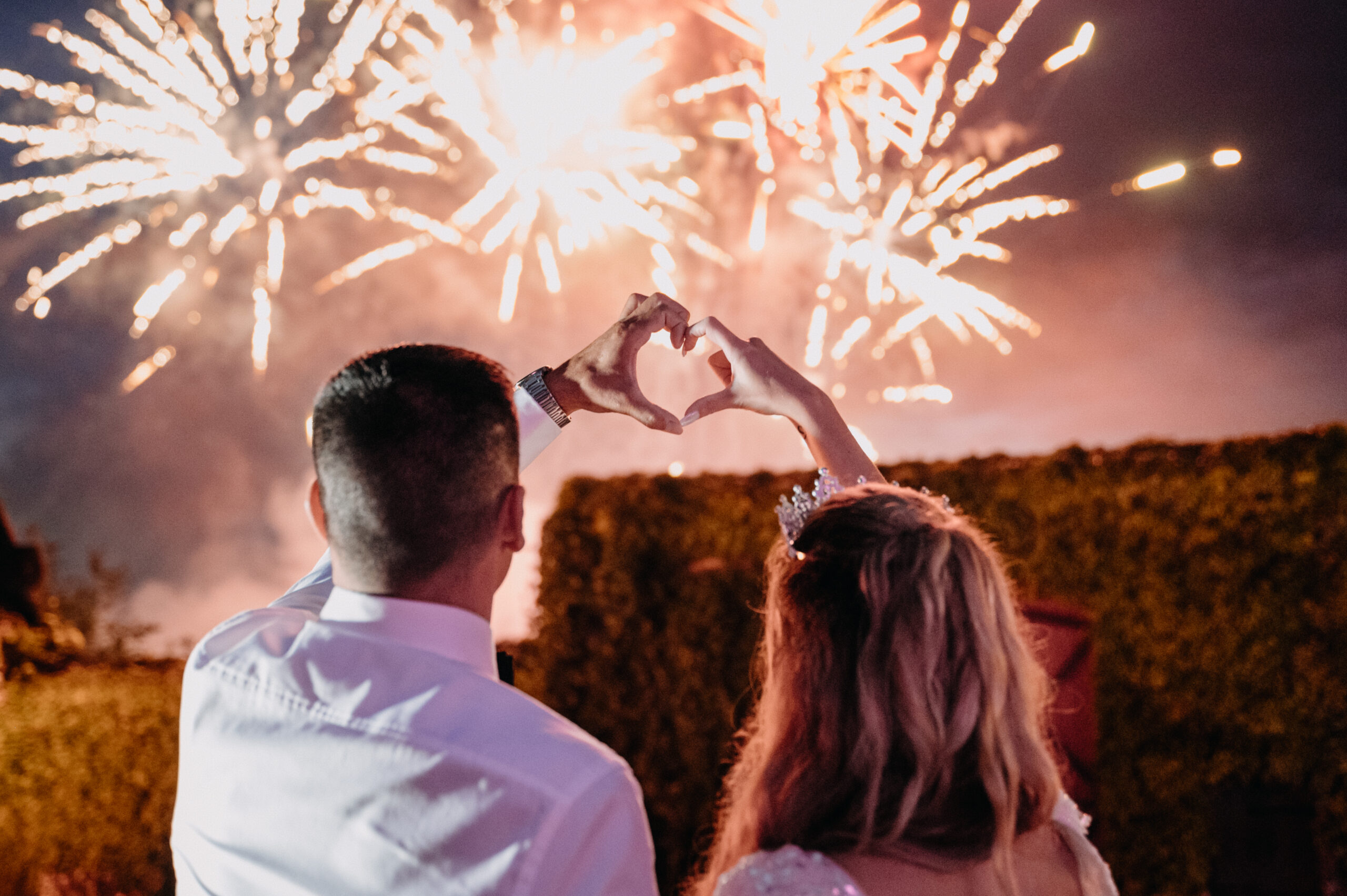 Couple amoureux devant feu d’artifice romantique illumin-event en plein air en occitanie