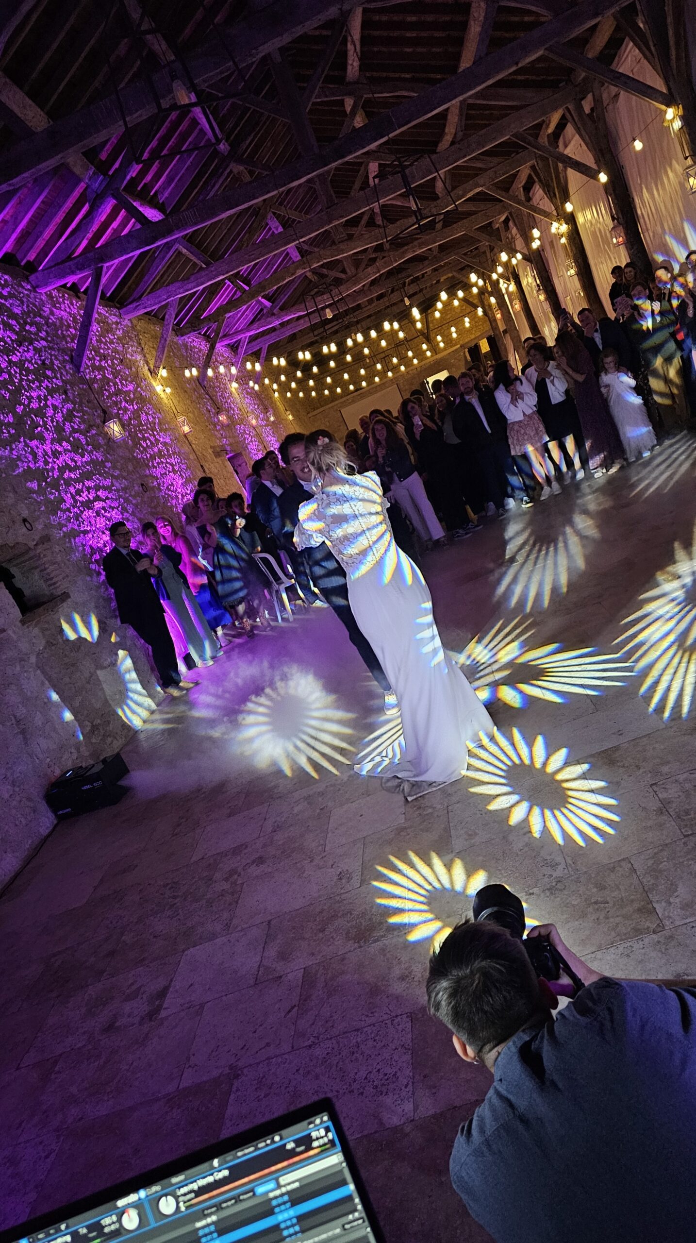 Première danse de mariage avec éclairage fleuri illumin-event en grange de caractère en occitanie