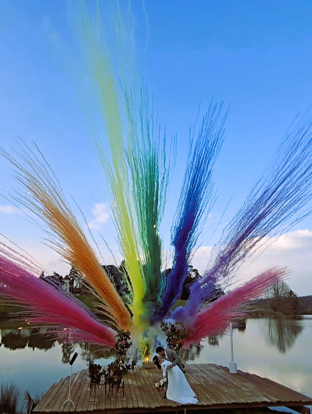 Mariage au bord d’un lac avec jets de couleurs féeriques illumin-event en occitanie