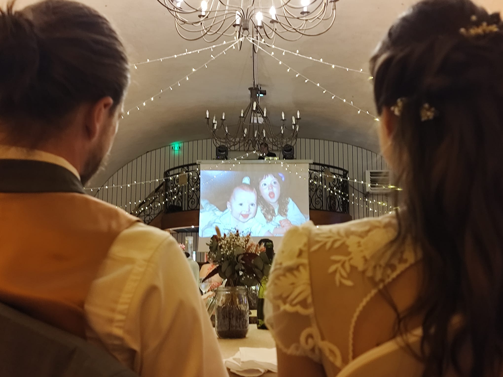 Mariage intimiste illumin-event en Occitanie avec projection de souvenirs d’enfance dans une salle de réception élégante