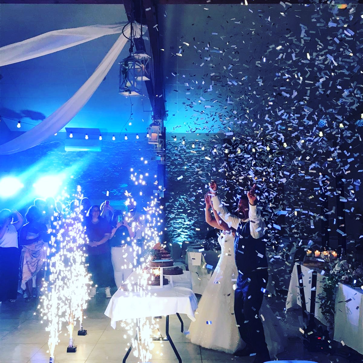 mariage festif illumin-event en intérieur avec fontaines d’étincelles et confettis en occitanie